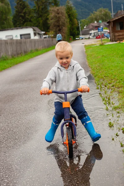 Bambino in sella ad una bici . — Foto Stock