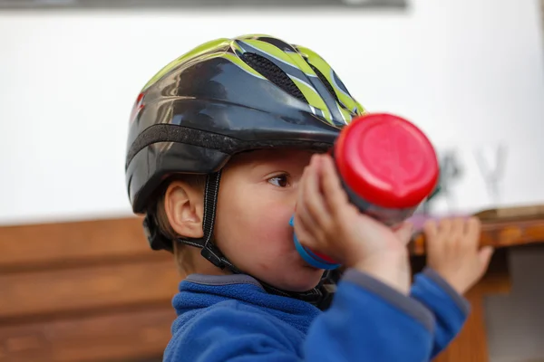 Kleiner Junge mit Helm. — Stockfoto