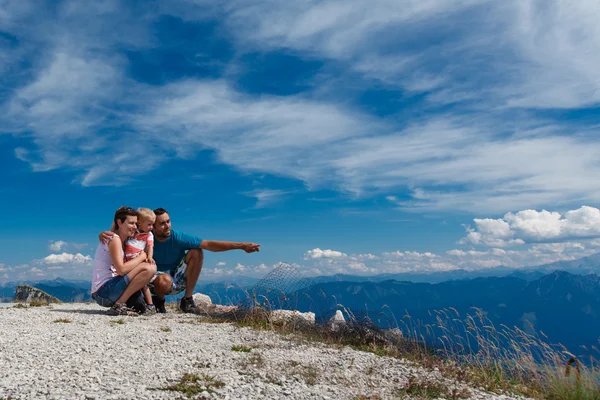 Familia joven en los Alpes — Foto de Stock
