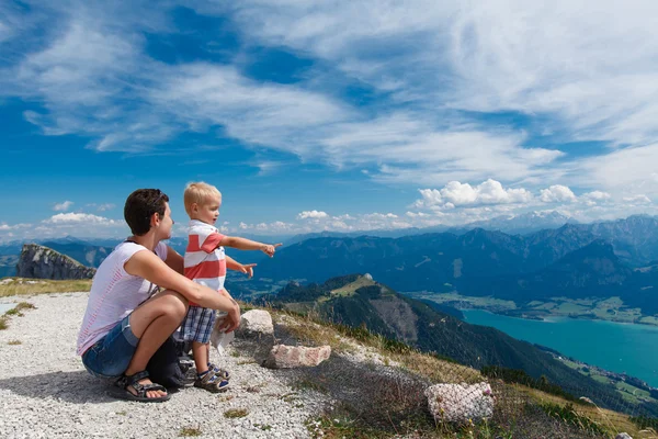 Madre e hijo en los Alpes — Foto de Stock