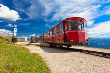 Buharlı tren bir güzel Alp peyzaj.