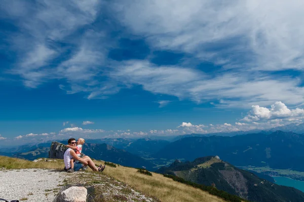 Mutter und Sohn in den Alpen — Stockfoto