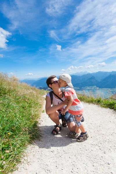 Matka a syn v Alpách — Stock fotografie