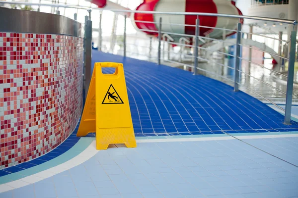 Kaygan zemin uyarı.