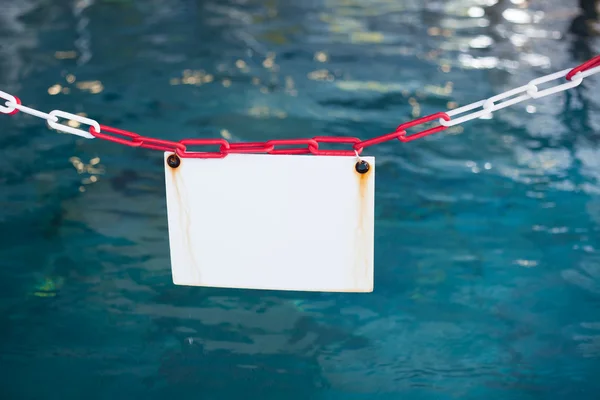 Beyaz işareti önünde bir Yüzme Havuzu