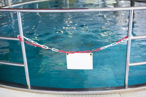 Sinal branco na frente de uma piscina — Fotografia de Stock