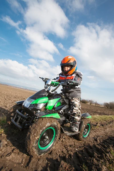 Fiú elektromos Atv quad túrák. — Stock Fotó