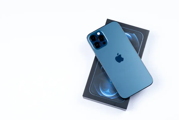 Shah Alam, Malezya - 16 Aralık 2020: New Apple iPhone 12Pro Max beyaz arka planda, üst manzarada izole edildi. Apple cep telefonlarının son modeli. Modern teknolojiler