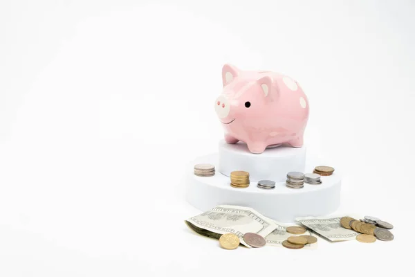 Beyaz arka planda izole edilmiş pembe bir kumbara. Tasarruf veya yatırım kavramı