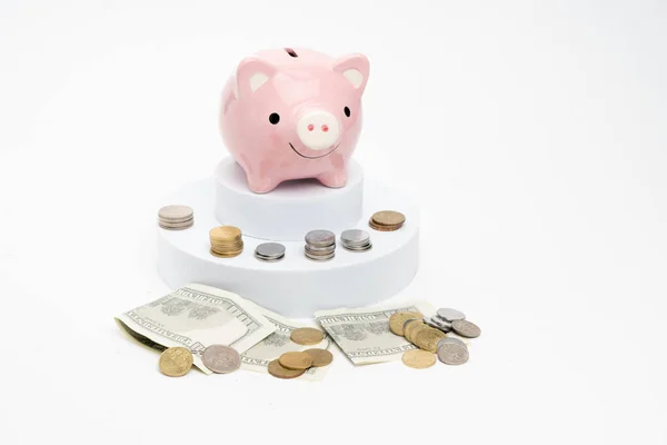 Beyaz arka planda izole edilmiş pembe bir kumbara. Tasarruf veya yatırım kavramı