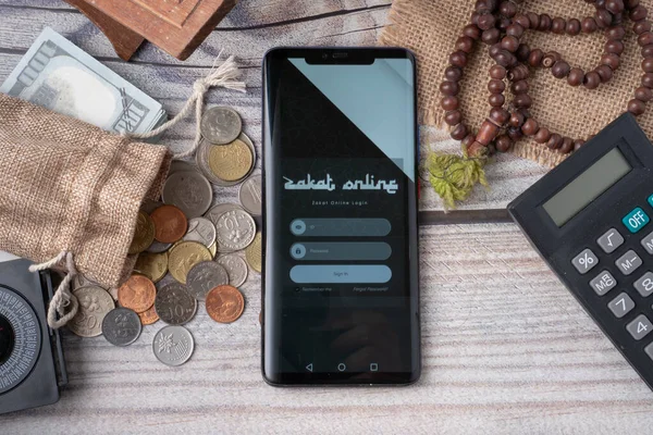 Sistemin herkese çevrimiçi ödeme yoluyla sadaka verme olanağı sağladığı Zakat Çevrimiçi İslami Kavram. 