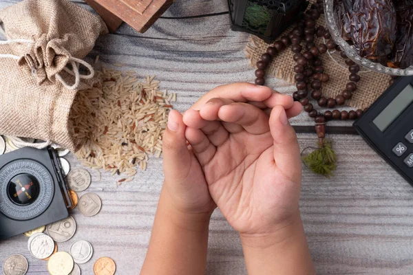 Boş el ele tutuşmak, zeka kavramı. Zekat, bir sadaka verme şeklidir. Dini bir yükümlülük ve bir vergi olarak....