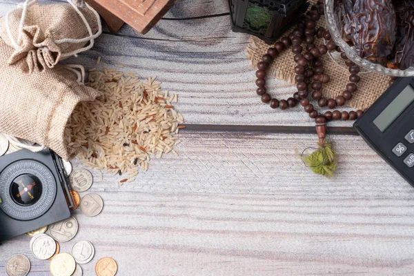 Zeka kavramı. Zekât, bir sadaka verme şeklidir. Dini bir yükümlülük ve bir vergi olarak. İslami arkaplan içeriği için uygun