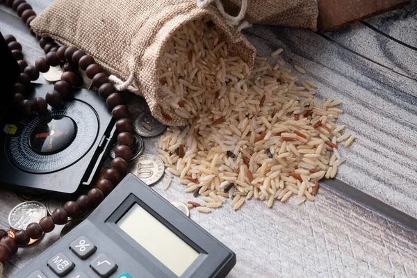 Zeka kavramı. Zekât, bir sadaka verme şeklidir. Dini bir yükümlülük ve bir vergi olarak. İslami arkaplan içeriği için uygun