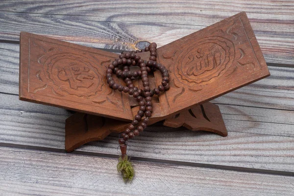 Rehal ve tespih boncukları ahşap arka planda izole edilmiş. Ramadhan kareem için İslami kavram