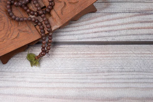 Rehal ve tespih boncukları ahşap arka planda izole edilmiş. Ramadhan kareem için İslami kavram