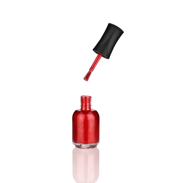 Красный Лак Ногтей Стеклянная Бутылка Кисть Зеркало Отражение Белого Фона — стоковое фото