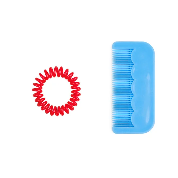 Röd Knaprig Blå Plast Kam Vit Bakgrund Isolerad Närbild Spiral — Stockfoto