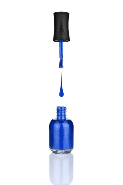 Botella Vidrio Esmalte Uñas Azul Cepillo Fondo Blanco Gota Aislado — Foto de Stock