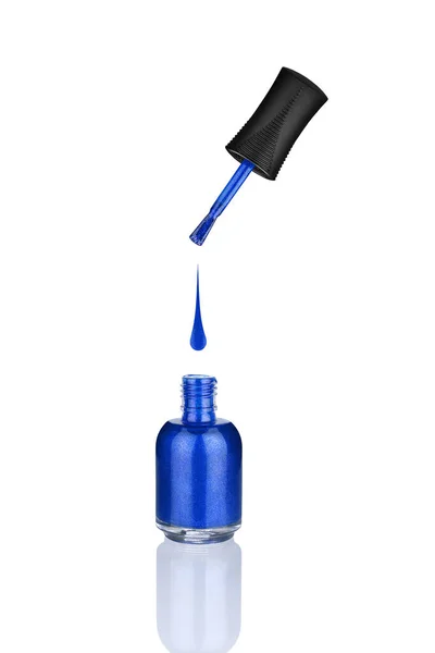 Botella Vidrio Esmalte Uñas Azul Cepillo Fondo Blanco Gota Aislado — Foto de Stock