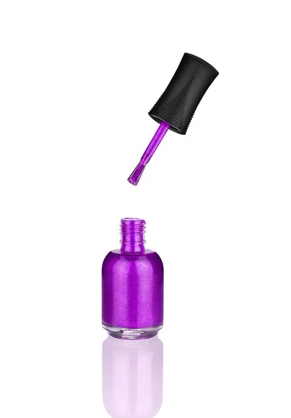 Фиолетовый Лак Ногтей Стеклянная Бутылка Щетка Зеркальное Отражение Белый Фон — стоковое фото