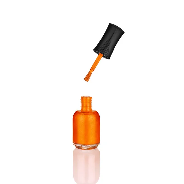 Oranje Nagellak Glazen Fles Borstel Spiegel Reflectie Witte Achtergrond Geïsoleerd — Stockfoto