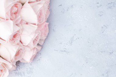 Açık gri arkaplanda zarif pembe güller, güzel beyaz çiçekler buket, doğum günü kartı, sevgililer günü, romantik tasarım, çiçekli köşe kenarı, düğün çerçevesi, metin fotokopi alanı.