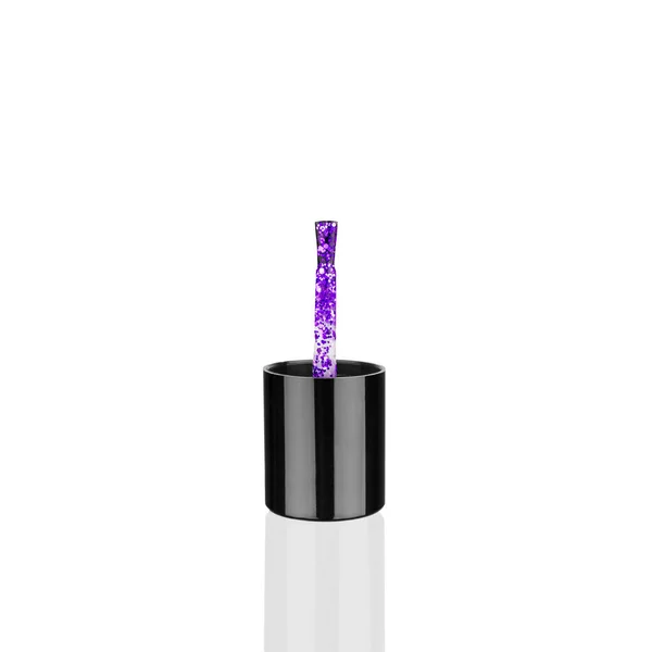 Esmalte Uñas Brillante Púrpura Cepillo Plástico Negro Fondo Blanco Aislado —  Fotos de Stock