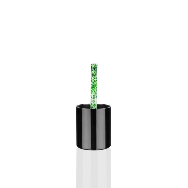 Esmalte Uñas Brillante Verde Cepillo Plástico Negro Fondo Blanco Aislado —  Fotos de Stock