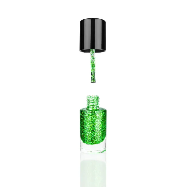 매니큐어 유리병 브러시흰 배경을 바니시 초록색 시퀀스 빛나는 라키어 에나멜 — 스톡 사진