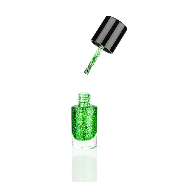 매니큐어 유리병 브러시흰 배경을 바니시 초록색 시퀀스 빛나는 라키어 에나멜 — 스톡 사진