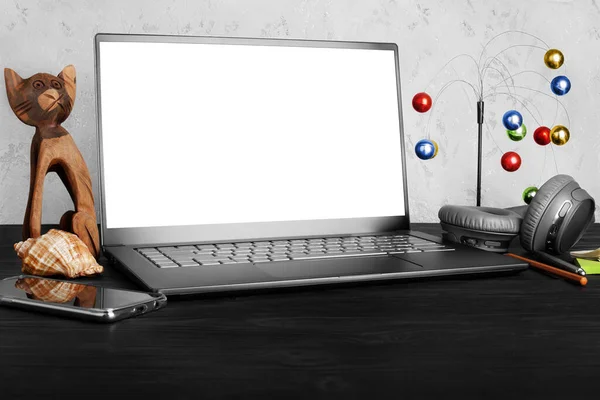 Рабочее Пространство Современный Ноутбук Компьютер Пустой Изолированный Белый Экран Мобильный — стоковое фото