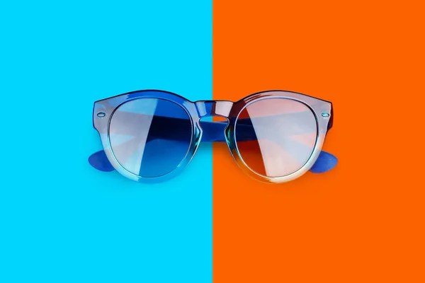 Γυαλιά Ηλίου Ζωντανό Μπλε Και Πορτοκαλί Κόκκινο Φόντο Closeup Top — Φωτογραφία Αρχείου
