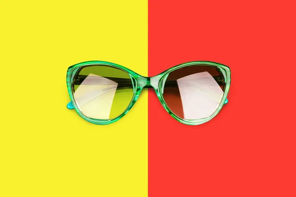Groene Zonnebril Geel Rood Achtergrond Close Bovenaanzicht Mode Vrouw Parasols — Stockfoto