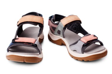 Süet sandaletler, cırt cırt cırtlı kayışlar, tek beyaz arka plan yakından izole edilmiş, sandalet ayakkabıları, deri ayakkabılar, iki yaz renkli yürüyüş botları, günlük rahat ayakkabılar.