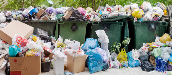 Перегруженный мусорный бак, полный мусорный бак, мусорный бак, мусорный бак, куча несортированного мусора: пластиковые пакеты, продукты питания, бумага, стеклянные бутылки, металлический лом, куча мусора, мусор, утилизация отходов