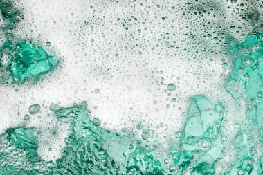 Beyaz köpük berrak mavi su arka plan yakın çekim, deniz ya da okyanus köpük dalgası kenarı, köpük köpük kabarcıkları dokusu, köpük arkaplan, sabun köpüğü deseni, sabunlu deterjan, köpüklü banyo yüzeyi, duş, temizlik ve yıkama 
