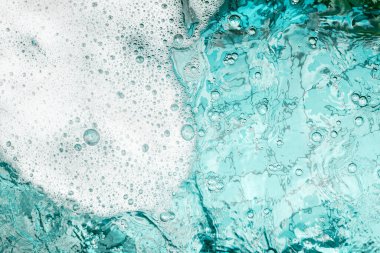 Beyaz köpük berrak mavi su arka plan yakın çekim, deniz ya da okyanus köpük dalgası kenarı, köpük köpük kabarcıkları dokusu, köpük arkaplan, sabun köpüğü deseni, sabunlu deterjan, köpüklü banyo yüzeyi, duş, temizlik ve yıkama 