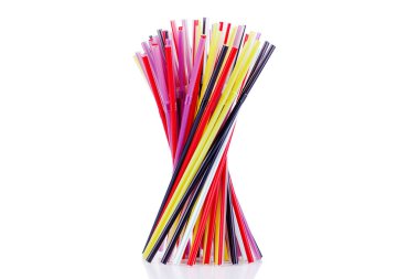 Renkli plastik kokteyl pipetleri, bir sürü plastik içme boruları, beyaz arka planda izole edilmiş içecekler, kapalı masa takımı, plastik mutfak gereçleri, eğlenceli parti aksesuarları.