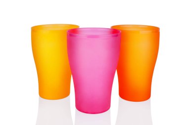 Renkli boş plastik bardaklar beyaz arka plan izole edilmiş, üç adet tek kullanımlık bardaklar, içecek, kokteyl, soğuk su, kahve fincanı, çay, meyve suyu, sofra takımı tasarımı, çatal, maket, maket