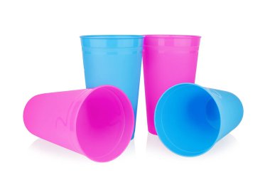 Mavi, boş plastik bardaklar beyaz arka plan kapalı, dört tek kullanımlık içecek bardağı, parti içeceği, kokteyl, su, kahve fincanı, çay, meyve suyu, bardak tasarımı, piknik aleti