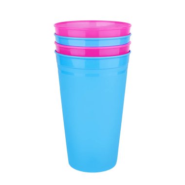 Mavi ve pembe boş plastik bardaklar üst üste dizilmiş beyaz arka plan, dört tek kullanımlık boş içme bardağı, içecek, kokteyl, soğuk su, kahve fincanı, çay, meyve suyu, bardak tasarımı, çatal bıçak tasarımı