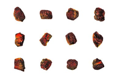 Kırmızı sıcak kömür taşları izole edilmiş beyazı, yanan doğal siyah kömür parçaları dokusu, yanan antrasit kayaları, parlayan kömür külçeleri, yanan portakal közleri, mineral fosil yakıt yangını, madencilik endüstrisi.