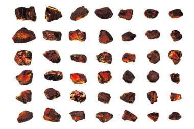 Kırmızı sıcak kömür taşları izole edilmiş beyazı, yanan doğal siyah kömür parçaları dokusu, yanan antrasit kayaları, parlayan kömür külçeleri, yanan portakal közleri, mineral fosil yakıt yangını, madencilik endüstrisi.