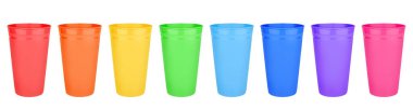Renkli boş plastik bardaklar izole edilmiş beyaz bardaklar, renkli boş içme bardakları, içecek, kokteyl, su, çay, meyve suyu, kahve fincanı, tek kullanımlık yemek takımı, konteynır modeli, takla şablonu