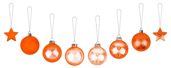 オレンジのクリスマスツリーの装飾は 白の背景を隔離されたクローズアップを設定し 赤いガラスのボールの星のコレクションをぶら下げ 光沢のある丸い泡 伝統的な正月のデザイン要素 装飾的なクリスマスのおもちゃ — ストック写真