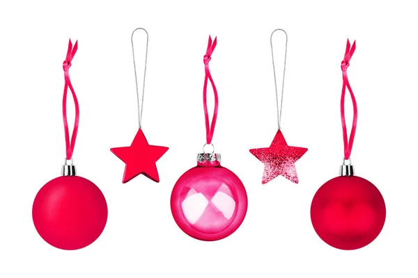 ピンクのクリスマスツリーの装飾は 白の背景を隔離されたクローズアップを設定し 赤いガラスのボールの星のコレクションをぶら下げ 光沢のある丸い泡 伝統的な正月のデザイン要素 装飾的なクリスマスのおもちゃ — ストック写真