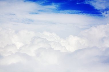 Beyaz kümülüs bulutları mavi gökyüzü arkaplanı güzel hava bulutlu arkaplan yukarıdan bulutlu gökyüzü, güneşli cennet, yumuşak bulut dokusu, uçak uçuşu bulutlu manzara manzarası, kopyala uzay