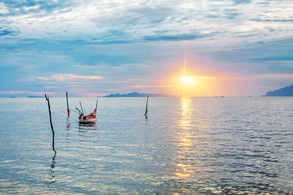 美しい海の夕日の風景 日の出の風景 熱帯の島のビーチエキゾチックな自然 ボート 海の水波 柔らかい青ピンクの空の雲黄色の太陽の反射 夏休み — ストック写真