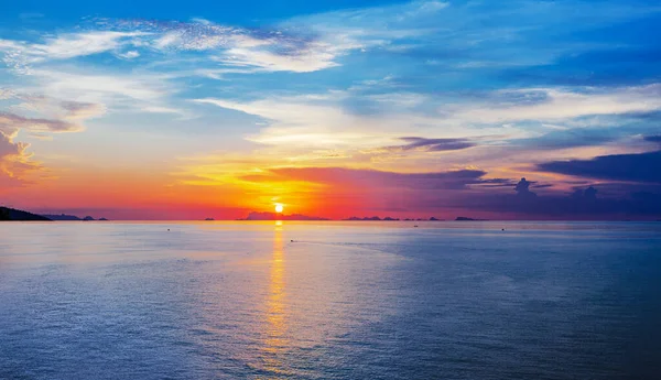 美しい海の夕日の風景日の出の海 熱帯の島のビーチエキゾチックな自然 青い海の波 カラフルな赤オレンジ色のピンクの紫色の空の雲黄色の太陽の反射 夏休みの休暇 — ストック写真